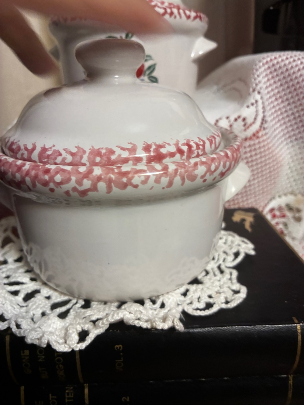 White Ceramic Lidded Crocks with Red Apple Design Sponge-wear set of 2 - Picture 4 of 14